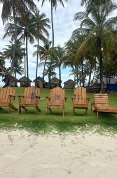 Sillas de playa vacías frente al mar en Isla Pelícano – Gorgi Nega, escenario de La Casa de Papel, San Blas, Panamá, esperando a recibir turistas.”