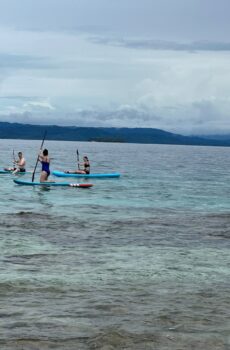 Turistas posando en Isla Pelícano – Gorgi Nega, Guna Yala, Panamá.