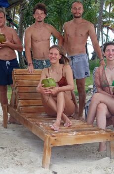 Clientes felices posando en Isla Pelícano – Gorgi Nega, escenario de La Casa de Papel, San Blas, Panamá.