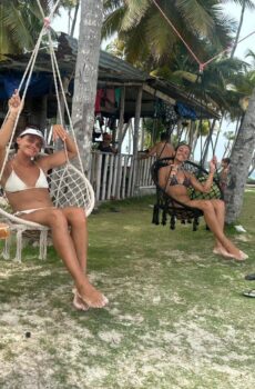 Clientes satisfechos posando en Isla Pelícano – Gorgi Nega, escenario de La Casa de Papel, San Blas, Panamá.