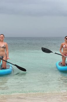 Turistas practicando paddle surf en Isla Pelícano – Gorgi Nega, escenario de La Casa de Papel, San Blas, Panamá.
