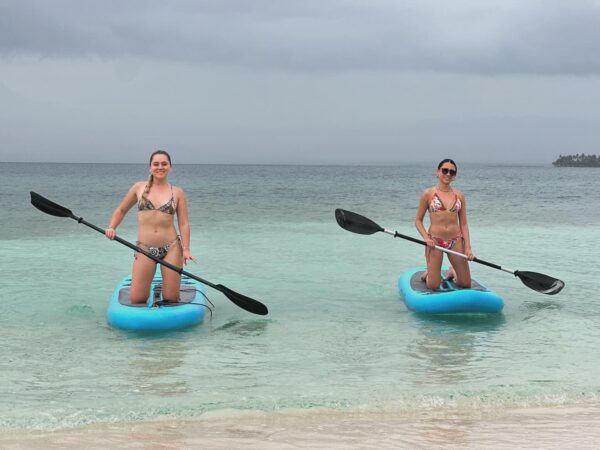 Turistas practicando paddle surf en Isla Pelícano – Gorgi Nega, escenario de La Casa de Papel, San Blas, Panamá.