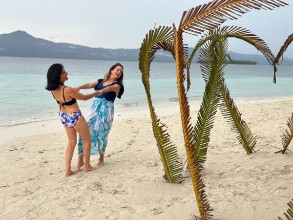 Clientes felices disfrutando en Isla Pelícano – Gorgi Nega, escenario de La Casa de Papel, en San Blas, Panamá.