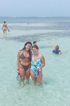 Turistas disfrutando de la arena blanca y aguas cristalinas en Isla Pelícano, Guna Yala.