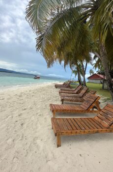 Playa de arena blanca y aguas turquesas en Isla Pelícano, San Blas, Panamá.