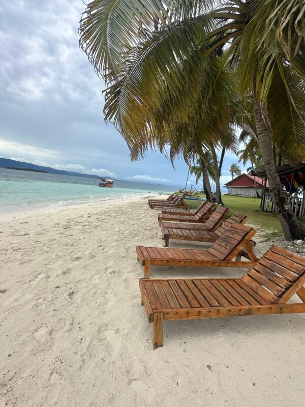 Playa de arena blanca y aguas turquesas en Isla Pelícano, San Blas, Panamá.