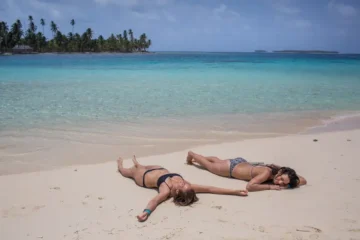 Turistas disfrutando en la playa de San Blas, Guna Yala